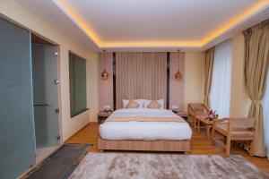 Ένα ή περισσότερα κρεβάτια σε δωμάτιο στο Temple Himalaya Hotel & Spa