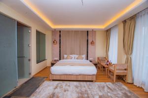 Ένα ή περισσότερα κρεβάτια σε δωμάτιο στο Temple Himalaya Hotel & Spa