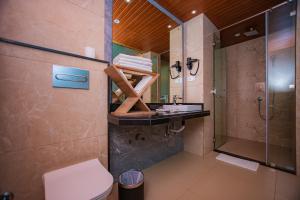Ένα μπάνιο στο Temple Himalaya Hotel & Spa