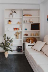 un soggiorno con un divano e una TV di Cathedral - City Center - Free Parking - Climatized a Almería