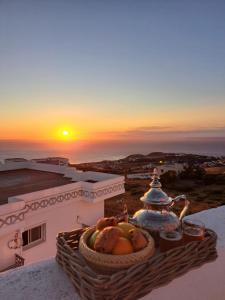 Una cesta de fruta colocada en una repisa con la puesta de sol en Tanger, Vue Mer Panoramique, en Noûnouech 20 fotos más