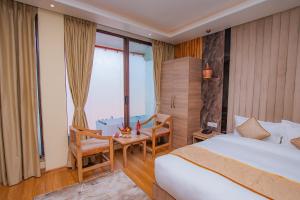 Ένα ή περισσότερα κρεβάτια σε δωμάτιο στο Temple Himalaya Hotel & Spa