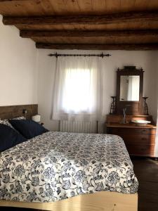 a bedroom with a bed and a window at Appartamento da Ki de Fero in Calalzo +21 photos