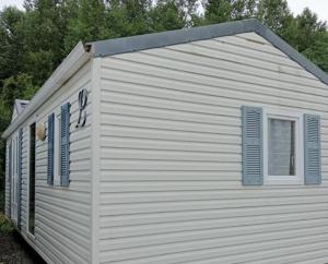 Het gebouw waarin de camping zich bevindt