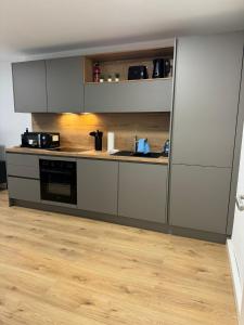 uma cozinha com electrodomésticos em aço inoxidável e pisos em madeira em WW02 - Businessapartment Koblenz em Koblenz