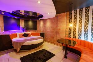 a bedroom with a bed and a couch at Motel Paradiso - Panambi-RS in Tabapira