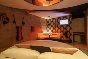 a bedroom with a large bed in a room at Motel Paradiso - Panambi-RS in Tabapira