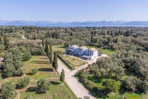 una vista aérea de una casa en un campo con árboles en Starry Sky Luxury Apartment 1, en Lefkimmi