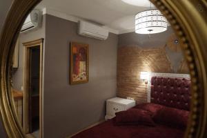 een slaapkamer met een rood bed en een spiegel bij Galatolia Otel in Istanbul +129 foto's