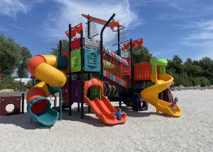 Area giochi per bambini di Chalet Makkum C99B met prive gelegen tuin aan het water
