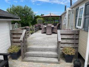 Giardino di Chalet Makkum C99B met prive gelegen tuin aan het water