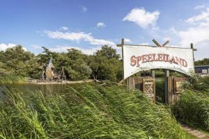 Giardino di Chalet Makkum C99B met prive gelegen tuin aan het water