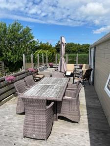 Balcone o terrazza di Chalet Makkum C99B met prive gelegen tuin aan het water