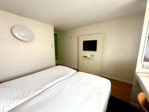 TV a/nebo společenská místnost v ubytování Campanile Hotel Chantilly