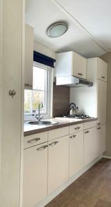 Cucina o angolo cottura di Chalet Makkum C99B met prive gelegen tuin aan het water