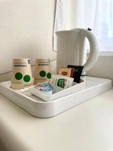 Příslušenství pro přípravu čaje a kávy v ubytování Campanile Hotel Chantilly