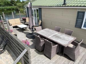 Balcone o terrazza di Chalet Makkum C99B met prive gelegen tuin aan het water