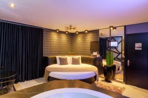 a hotel room with a bed and a table at Motel Paradiso - Panambi-RS in Tabapira