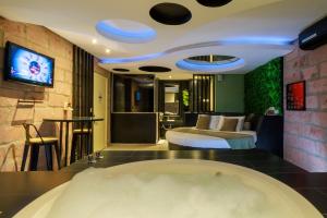a room with two beds and a tv on a wall at Motel Paradiso - Panambi-RS in Tabapira