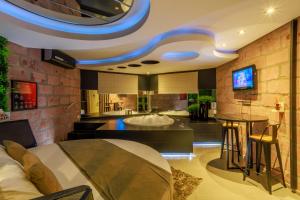 a large living room with a tv and a kitchen at Motel Paradiso - Panambi-RS in Tabapira
