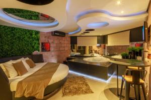 a bedroom with a bed and a kitchen at Motel Paradiso - Panambi-RS in Tabapira