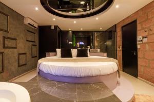 a bedroom with a large bed in a room at Motel Paradiso - Panambi-RS in Tabapira