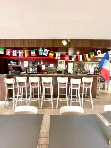 Lounge nebo bar v ubytování Campanile Hotel Chantilly