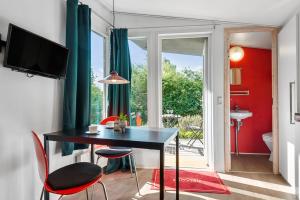 una camera con tavolo e sedie e un bagno di First Camp Aarhus - Jylland a Arhus