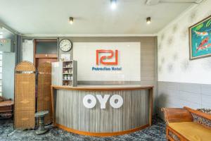 a hotel lobby with a reception counter and a clock at Collection O Kebon Jeruk Near Taman Balai Kota in Bandung