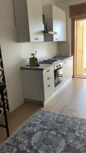 Una cocina con electrodomésticos blancos y suelo de madera. en Loft 421, en Roma 9 fotos más