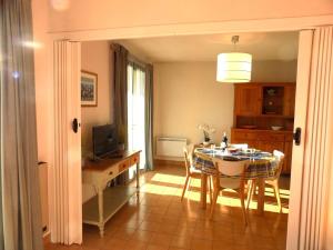 a kitchen and dining room with a table and chairs at Saint Palais sur Mer - APPARTEMENT FACE MER sur la corniche de NAUZAN in Saint-Palais-sur-Mer