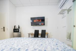 TV a/nebo společenská místnost v ubytování Private room #1 with King Size, ground floor, AC, only 2min to RAB