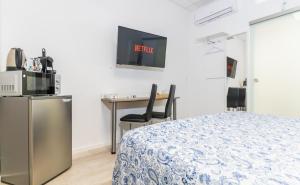 TV a/nebo společenská místnost v ubytování Private room #1 with King Size, ground floor, AC, only 2min to RAB