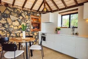 Kuchyň nebo kuchyňský kout v ubytování Casa de Ensueño mit beheiztem Pool und Jacuzzi