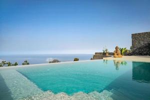 Bazén v ubytování Casa de Ensueño mit beheiztem Pool und Jacuzzi nebo v jeho okolí + 17 fotografií