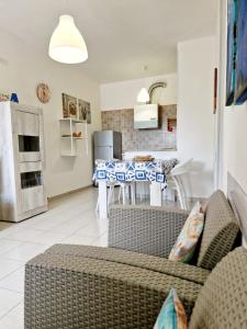 ein Wohnzimmer mit Sofa und Tisch in der Unterkunft Sirleo house in Torre dell'Orso