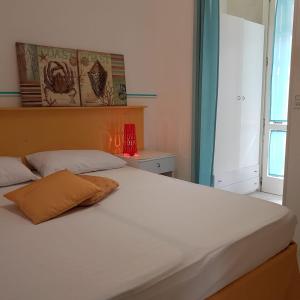 ein Schlafzimmer mit einem großen weißen Bett und einem Fenster in der Unterkunft Sirleo house in Torre dell'Orso