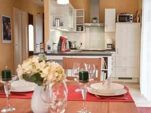 - une cuisine avec une table avec des verres et des fleurs dans l'établissement Ferienhaus Godewind Glowe, à Glowe