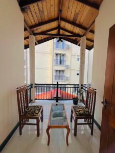 Balkón nebo terasa v ubytování MALWATHTHA MOUNT VILLA KANDY