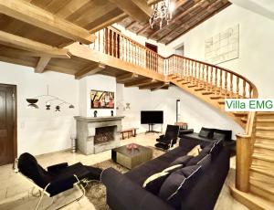 TV a/nebo společenská místnost v ubytování Luxury Holidays Villa EMG Munich with Forest and Lake - Moosburg an der Isar