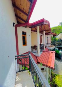 Balkón nebo terasa v ubytování MALWATHTHA MOUNT VILLA KANDY