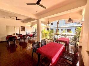 Un restaurante u otro lugar para comer en Morjim Sunset Hotel - 400 meter to Morjim Beach