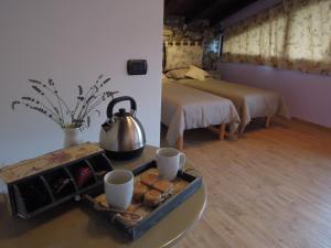 Příslušenství pro přípravu čaje a kávy v ubytování B&B Family and Group Bell'Ulivo