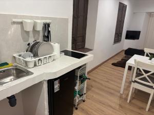 a kitchen with a sink and a counter top at Céntrico a la calle mayor in Alcalá de Henares