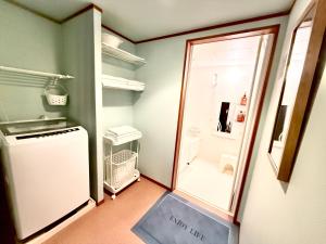 Koupelna v ubytování PetitHotel017全室ミニキッチン付きファミリルーム 飲食街中心 阿波踊り会館7分 文理 徳島大学 アスティとくしま車8分