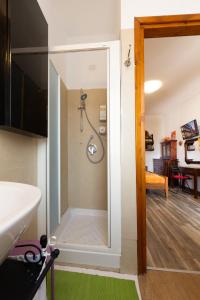 une salle de bain avec une douche avec une porte vitrée dans l'établissement B&B Green Corner, à Milan