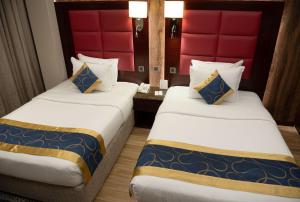 Letto o letti in una camera di Ramee Guestline Hotel