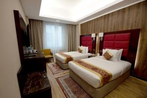 Letto o letti in una camera di Ramee Guestline Hotel