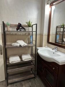 un bagno con lavandino, specchio e asciugamani di Playa Isomara a Puerto del Rosario Altre 17 foto