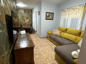 un soggiorno con un divano e un tavolo di Playa Isomara a Puerto del Rosario